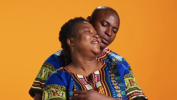 Marido Carinhoso Abraçando Sua Esposa Frente Câmera Mostrando Sentimentos Honestos — Vídeo de Stock