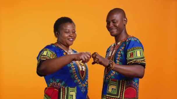 Pasangan Afrika Amerika Melakukan Tanda Berbentuk Hati Dengan Tangan Mereka — Stok Video