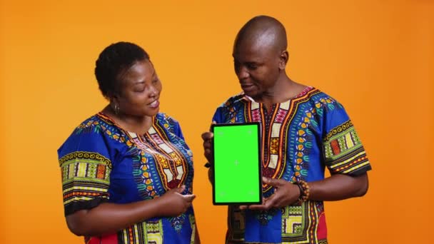 Αφροαμερικανό Παντρεμένο Ζευγάρι Που Κρατάει Tablet Πράσινη Οθόνη Δείχνοντας Την — Αρχείο Βίντεο