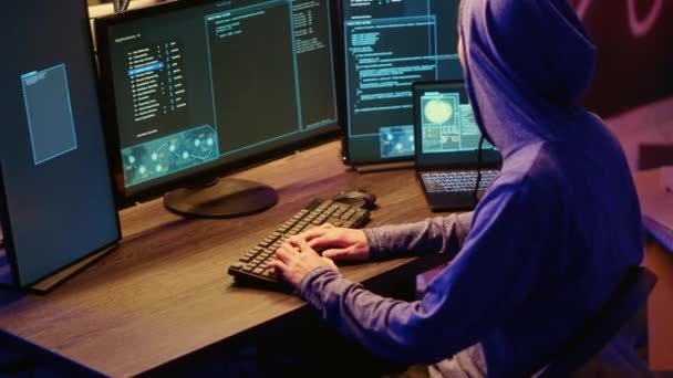 해커는 컴퓨터 시스템에서 방어를 침해하고 약점을 악용하는 방법을 브레인 스토밍 — 비디오