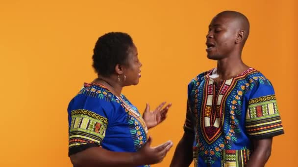 Pasangan Etnis Berebut Kebangkrutan Dan Krisis Keuangan Suami Yang Frustrasi — Stok Video