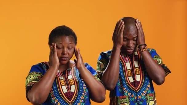 Kamera Önünde Migrenden Muzdarip Afrikalı Amerikalılar Grip Belirtileri Gösteriyorlar Stüdyoda — Stok video