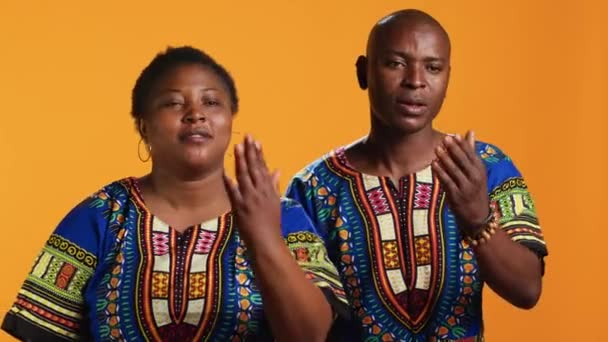 Couple Ethnique Soufflant Des Baisers Air Devant Caméra Faisant Geste — Video