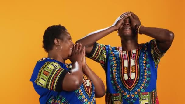 Fröhliches Afrikanisch Amerikanisches Paar Das Studio Über Dinge Lacht Spaß — Stockvideo