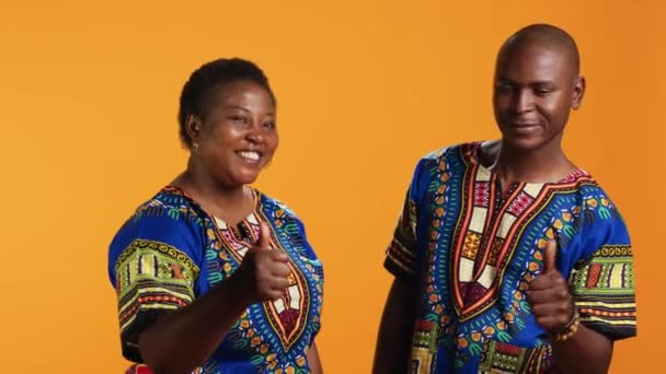 Suami Dan Istri Yang Ceria Melakukan Tanda Jempol Studio Menyajikan — Stok Video