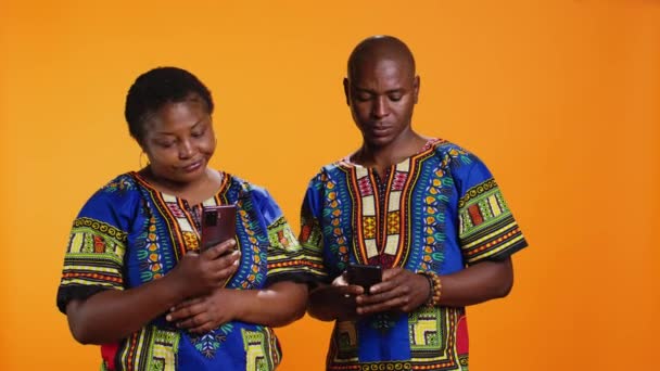 Этнические Люди Традиционной Одежде Проверяют Приложения Смартфонов Просматривают Сообщения Полученные — стоковое видео