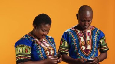 Etnik çift video bağlantısını tartışıyor, ailesiyle internet ağında buluşuyor. Afrika kökenli Amerikalı erkek ve kadın telekonferansta insanlarla konuşmak için akıllı telefon uygulaması kullanıyorlar..