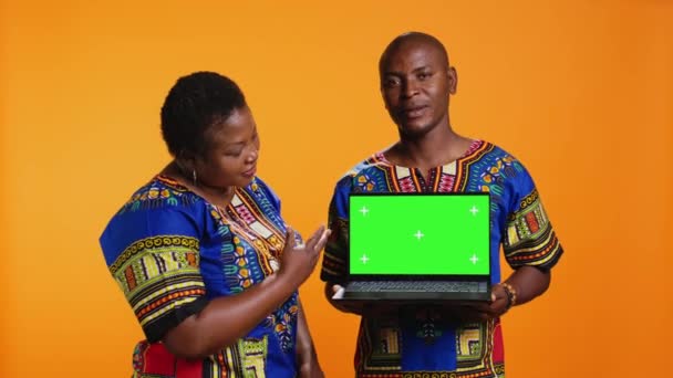 Afričtí Američtí Partneři Drží Notebook Zelenou Obrazovkou Kameře Představuje Izolovaný — Stock video