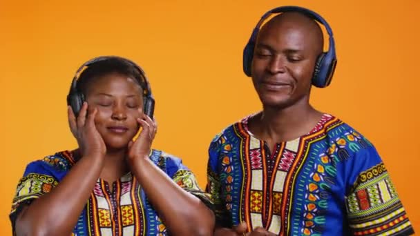 Pareja Étnica Casada Escuchando Canciones Cámara Divirtiéndose Con Auriculares Sobre — Vídeos de Stock