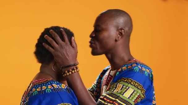 Αφροαμερικάνος Που Φιλάει Μέτωπο Της Γυναίκας Του Μπροστά Στην Κάμερα — Αρχείο Βίντεο
