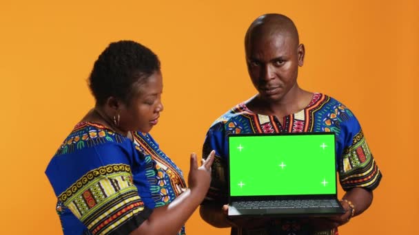 Ethnic Ζευγάρι Δείχνει Στο Laptop Οθόνη Πράσινης Οθόνης Ποζάρουν Στο — Αρχείο Βίντεο