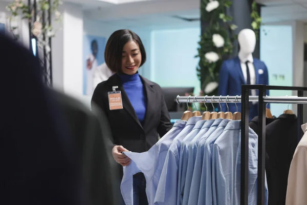 Lachende Aziatische Vrouw Assistent Beheren Kleding Winkel Inventaris Buurt Kledingrek — Stockfoto