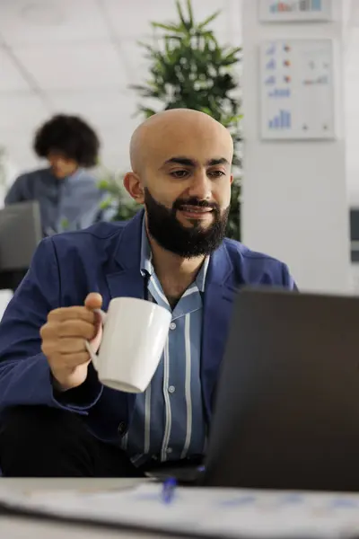 Usmívající Obchodní Společnost Zaměstnanec Kontrolu Projektu Finanční Zprávu Pití Kávy — Stock fotografie