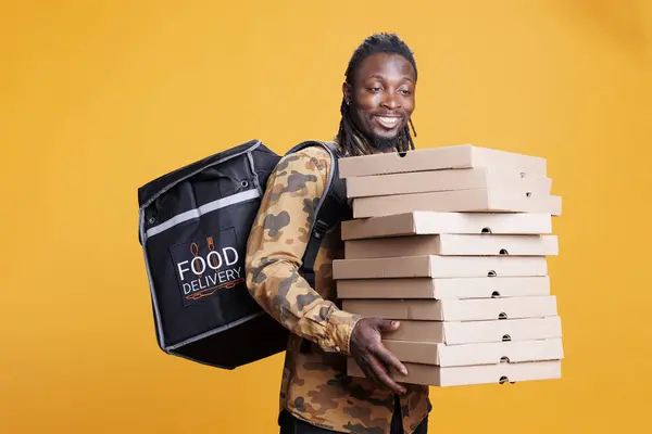 Pizzeria Kuryesi Pizza Dolu Kutuları Tutuyor Öğle Yemeği Saatinde Müşterilere — Stok fotoğraf