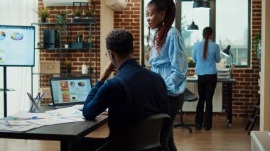 İstatistikleri analiz eden ofis çalışanları, kurumsal işte yeni yönetim stratejisini tartışmak için ofiste toplanıyorlar. Veri analizlerini inceleyen iş adamları ve şirket kârını artırmak için elde edilen sonuçlar.