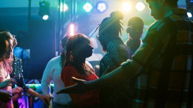 Yavaş müzikle dans eden mutlu çift dans pistinde romantik anın tadını çıkarıyor. Dans partnerleri gece kulübünde yavaş valslerle eğleniyor, sosyal toplantılarda birlikte parti yapıyorlar. Üçayak atışı.