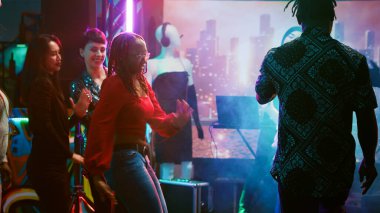 Gece kulübünde dans eden insanlar dans pistinde break dans için birden fazla güzel hareket gösteriyorlar. Erkekler ve kadınlar modern DJ müziğinde dans becerilerini sergiliyorlar, gece parti yapıyorlar..