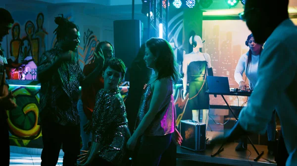 Glückliche Erwachsene Genießen Tanzschlachten Club Zeigen Funkige Tanzbewegungen Bei Disco — Stockfoto