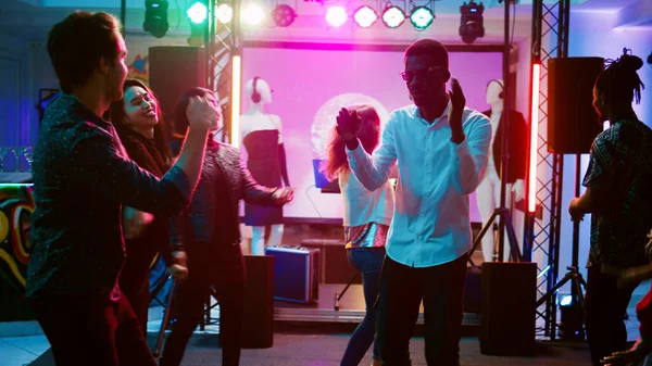 Hombre Feliz Bailando Con Gente Club Divirtiéndose Con Música Funky — Foto de Stock