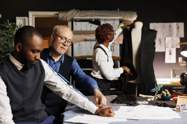 Master Tailor Working Customer Custom Made Business Attire While Seamstress — Stock Photo, Image