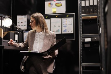 Özel dedektif gizli dosyaları okuyor, ceza davasında fazla mesai yapıyor şüpheliyi yakalamak için yeni ipuçları arıyor. Polis olay yeri belgelerini inceliyor, kriminoloji raporlarını kontrol ediyor.