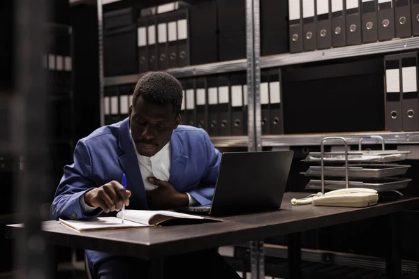 Африканский Американский Менеджер Читает Исследования Менеджменту Работает Сверхурочно Архиве Бюрократии — стоковое фото