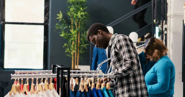 Afroamerikanische Shopper Analysieren Modische Hemden Überprüfen Kleidungsstoffe Bevor Sie Kaufen — Stockfoto