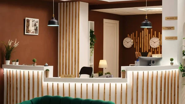 Puste Stylowe Przytulne Wnętrze Salonu Hotelowego Przytulnymi Zielonymi Krzesłami Sofą — Zdjęcie stockowe