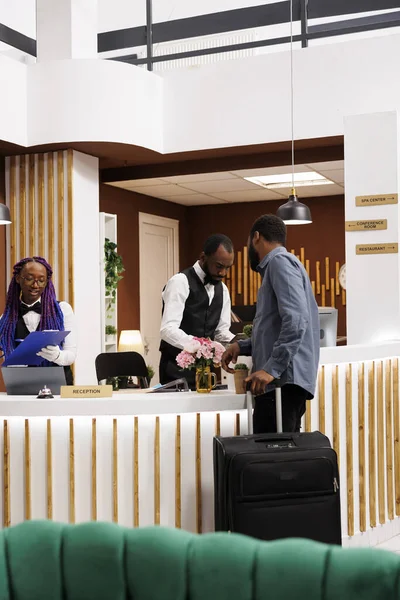 Сотрудники Афроамериканской Стойки Регистрации Отеля Оказывают Помощь Гостям Стойке Регистрации — стоковое фото