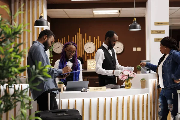 Junges Afroamerikanisches Paar Füllt Beim Einchecken Der Hotelrezeption Das Anmeldeformular — Stockfoto
