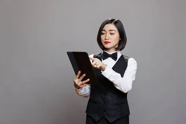 Asyalı Kadın Resepsiyonist Konukseverlik Sektöründe Çalışırken Dijital Tablete Dokunuyor Siyah — Stok fotoğraf
