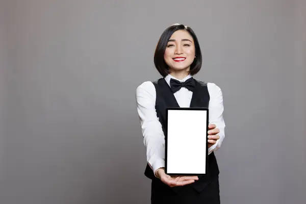 Garçonete Jovem Sorridente Uniforme Profissional Exibindo Tela Vazia Tablet Digital — Fotografia de Stock