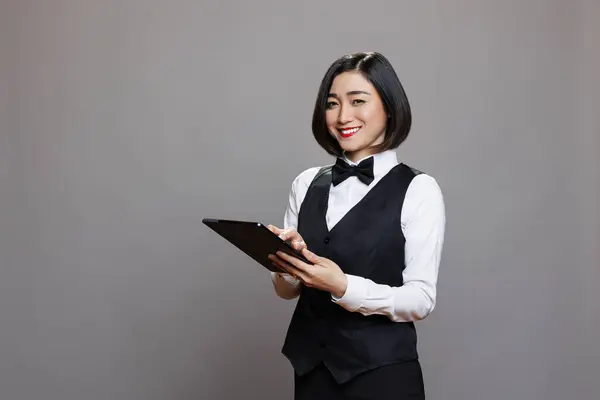 Mujer Asiática Sonriente Recepcionista Usando Tableta Digital Mirando Cámara Con —  Fotos de Stock