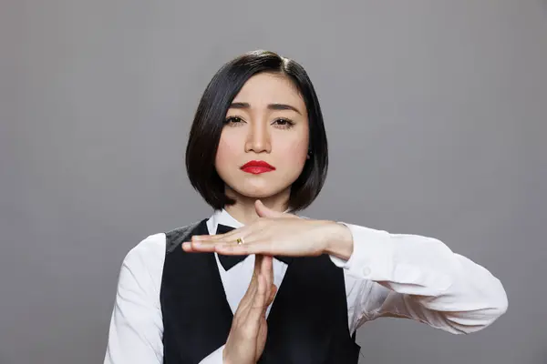 Restaurang Allvarlig Asiatisk Servitris Klädd Uniform Visar Timeout Symbol Med — Stockfoto