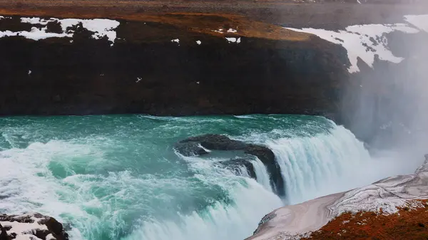 宏伟的水流在冰原上 有雪地的自然和山丘 在雷克雅未克有海鸥的瀑布 美丽的大河瀑布与北欧的丑闻景观 手持射击 — 图库照片