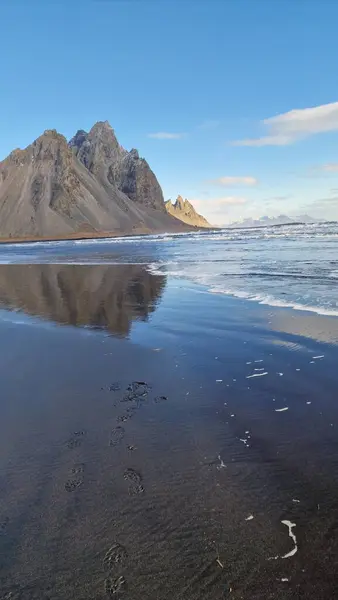 Steinerne Bergkämme Treffen Auf Den Ozean Fantastischer Isländischer Umgebung Mit — Stockfoto