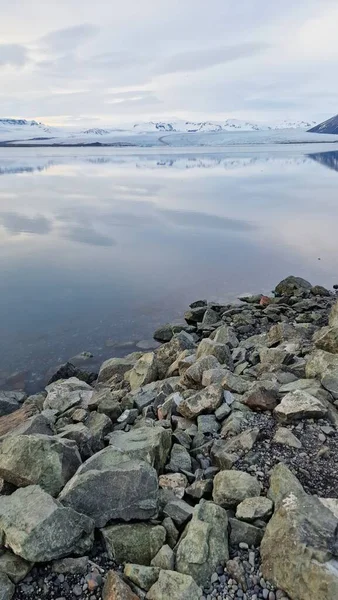 Frosty Open Water Snowy Slopes Icelandic Setting Scandinavian Frozen Lake — Stock Photo, Image