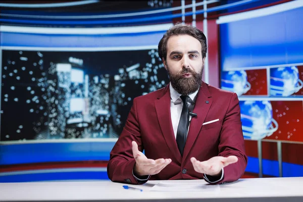 Geç saatlerde talk show 'da haber sunucusu canlı yayında güncel olayları tartışıyor, küresel televizyon kanalı için bilgi aktarıyor. Son manşetleri okuyan sunucu.