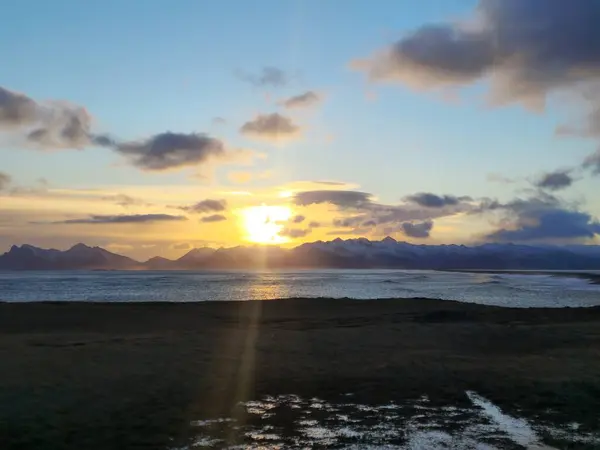 Arctic Järvi Maisema Auringonlaskun Kultainen Taivas Lumiset Vuoret Skandaali Villi — kuvapankkivalokuva