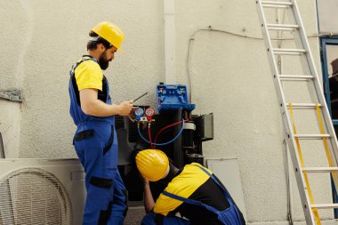 Deneyimli mühendisler arızalı havalandırma vantilatörünü tamir ederek donmuş buharlaştırma bobinine neden oldular ve soğutma performansı düştü. HVAC sistemini optimize eden çeşitli teknisyenler.