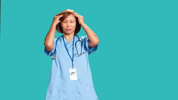 Enfermeira Sobrecarregada Que Sofre Dor Enxaqueca Após Dia Exaustivo Trabalho — Fotografia de Stock