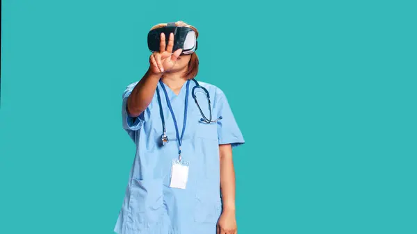 Egy Nővér Virtuális Valóság Headsetet Visel Távolról Operáló Beteggel Egészségügyi — Stock Fotó