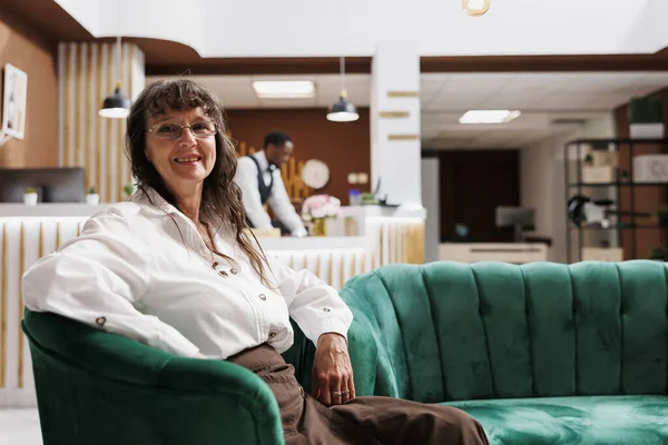 Donna Anziana Ritratto Attesa Effettuare Check Nella Hall Hotel Lusso — Foto Stock