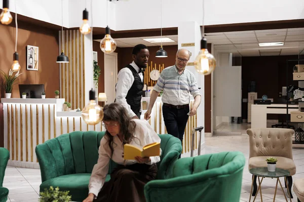 Friendly African American Bellhop Assists Senior Man Hotel Lobby Luggage — Stock Photo, Image