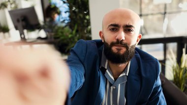 Video görüşmesi yapan iş adamlarının POV 'u, yönetim kuruluyla çevrimiçi video konferansına katılıyor. Şirket yöneticisi tele-iş görüşmesinde konuşuyor, çalışma alanında oturuyor. El kamerasıyla..