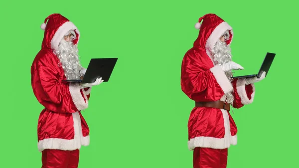 Santa Claus Άνθρωπος Απευθείας Σύνδεση Videocall Κυματίζει Στην Οθόνη Του — Φωτογραφία Αρχείου