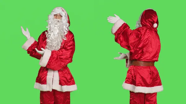 Bărbat Îmbrăcat Moș Crăciun Face Reclamă Studio Ecran Verde Purtând — Fotografie, imagine de stoc