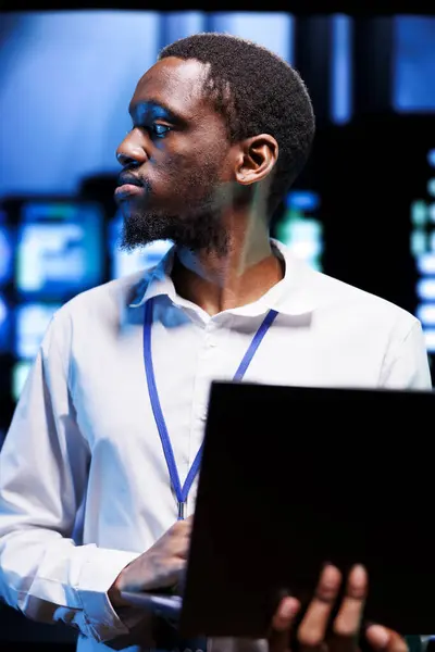 African American Manager Server Hub Using Laptop Find Firewall Misconfigurations — Stock Photo, Image