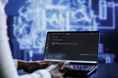 Nitelikli teknisyen birbirine bağlı düğümlerden oluşan nöral ağları günceller, dizüstü bilgisayarda karmaşık ikili kod betikleri yazar. Yetenekli uzman yapay zeka simülasyon modelini güncellemek için programlama kullanır