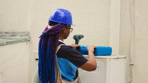 African American Expert Preparing Routine Hvac System Checkup Efficient Technician — Stock Photo, Image
